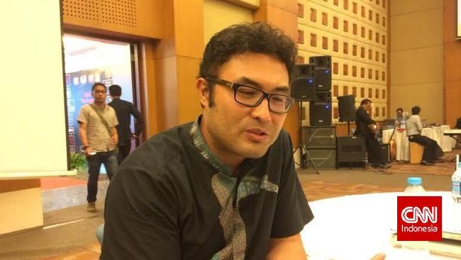 Kisah 'Ajaib' Surya Saputra Saat Harus Menjadi Gay