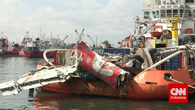 Badan dan Sayap Pesawat QZ8501 Tiba di Tanjung Priok