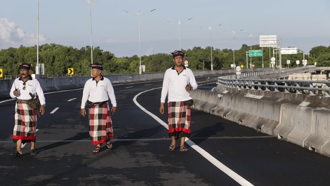 Turis Asing Ikut Menikmati Kesenyapan Bali Hari Ini