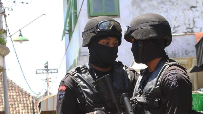 Densus 88 Gerebek Dua Rumah Terduga Teroris di Mojokerto