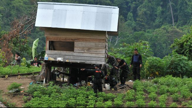 Keistimewaan Gunung Biru, Persembunyian Kelompok Santoso