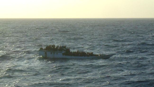 RI Selamatkan Kapal Pengungsi yang Diusir Australia