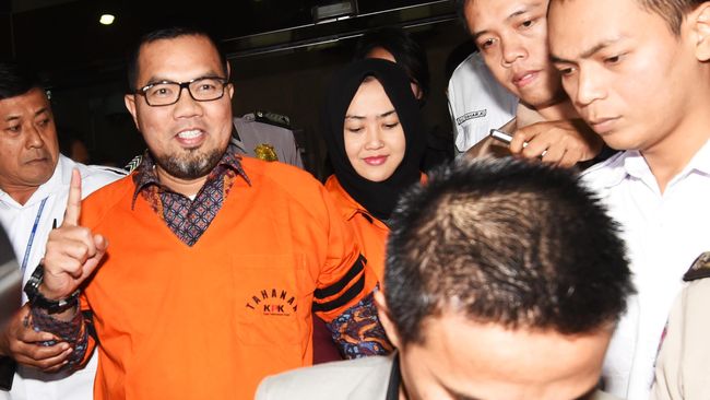 Bupati Empat Lawang dan Isteri Jalani Sidang Perdana Suap