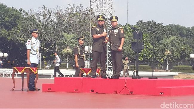 Moeldoko Serahkan Tongkat Komando TNI ke Jenderal Gatot