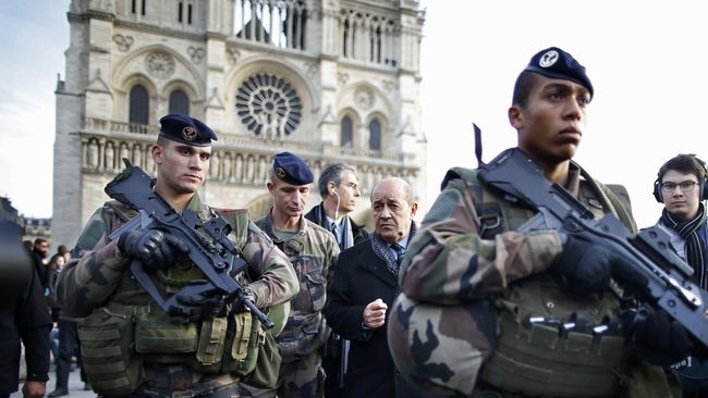 Polisi Paris akan Dilengkapi Tameng Anti Senapan AK-47