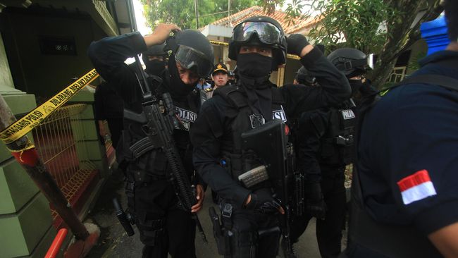 Densus Tangkap Terduga Anak Buah Santoso di Atas Pesawat