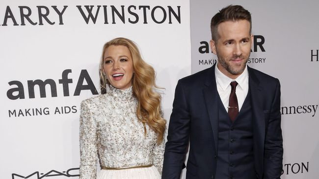 Ryan Reynolds dan Blake Lively Bicara soal Adopsi Bayi
