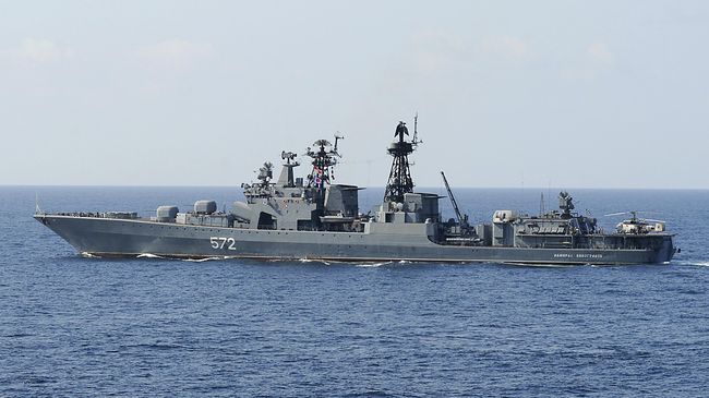 Kapal Perang Iran 'Lecehkan' Armada Laut AS di Hormuz