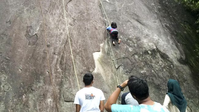 Kisah Gina, Pemanjat Tebing Cilik dari Bukit Tinggi