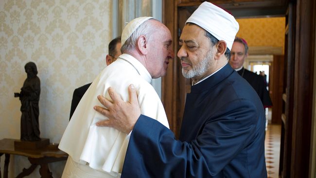 Ketika Paus dan Imam Besar Al-Azhar Berpelukan