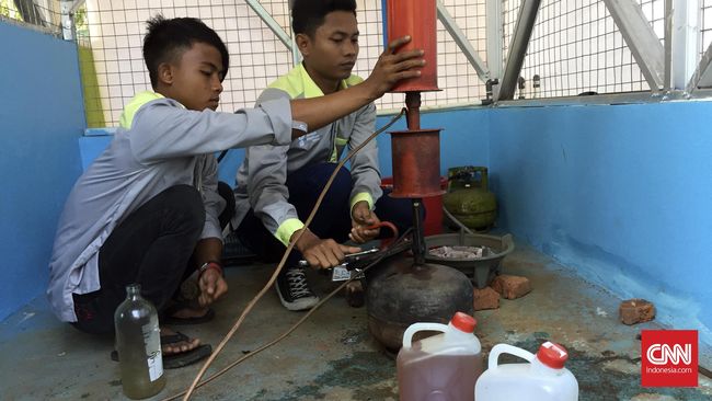 Warga Desa Tegal Kelapa Sulap Sampah Plastik Jadi Bensin