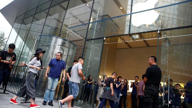 Ngamuk, Pria Prancis Hancurkan iPhone di Apple Store