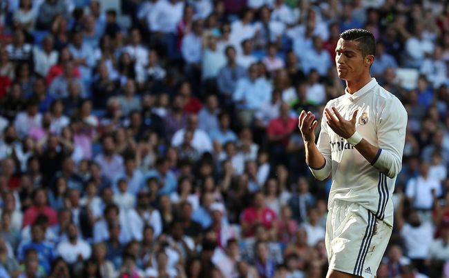Ironi Kehebatan Ronaldo dan Suporter yang Lebay