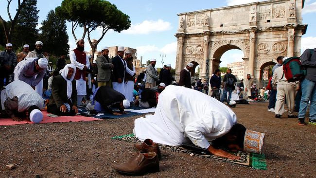 Protes Penutupan Masjid, Umat Muslim Italia Salat di Koloseum