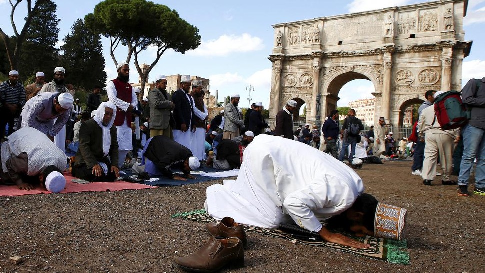Demo Penutupan Masjid di Italia