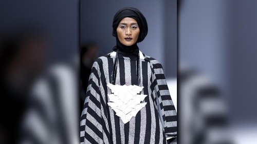 Deretan Perancang Busana yang Olah Tenun Indonesia