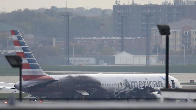 Pesawat American Airlines Terbakar, 20 Orang Dilarikan ke RS