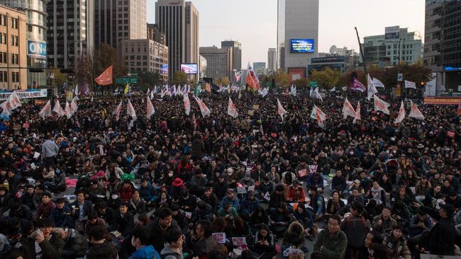 Puluhan Ribu Orang Menuntut Presiden Korea Selatan Mundur