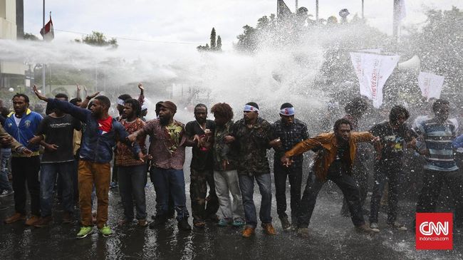 Massa Pendukung Referendum Papua Ditembak Water Canon