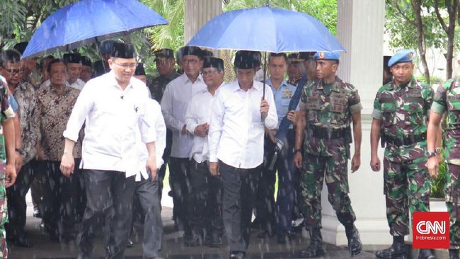 Setelah Jaket Bomber, Giliran Payung Jokowi Jadi Tren