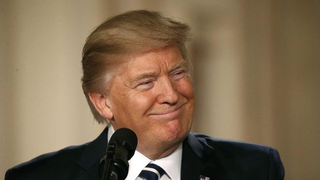 Ketika Vladimir Putin 'Peluk' Donald Trump di Hari Valentine