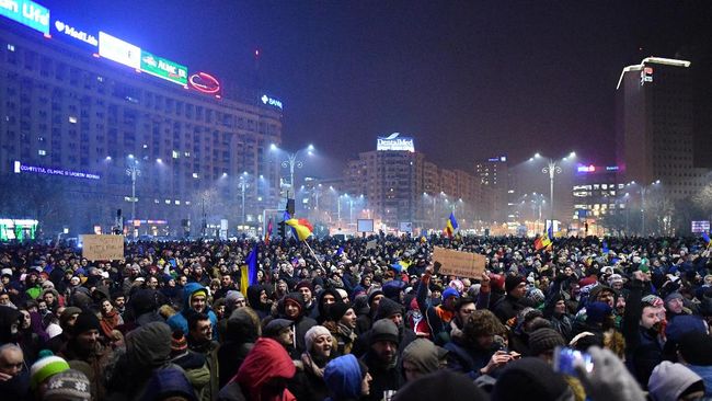 Puluhan Ribu Warga Protes Peringanan Hukuman Politisi Romania