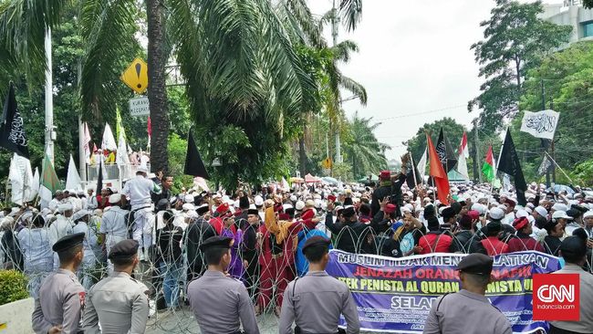 Kronologi Pedemo Lempari Batu ke Polisi Usai Sidang Ahok