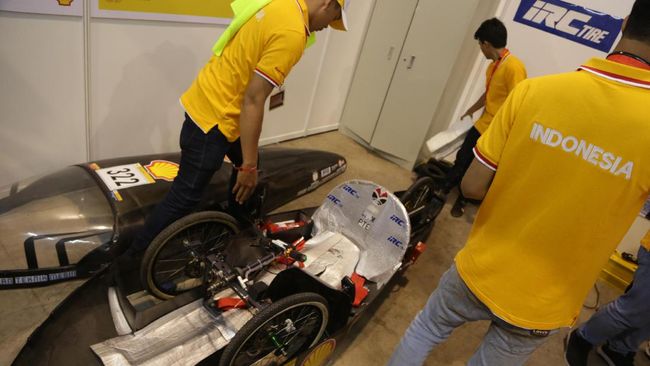 Purwarupa mobil hemat bahan bakar karya mahasiswa Indonesia di ajang Shell eco-marathon di Singapura. Foto: CNNIndonesia/Artho Viando Purwarupa mobil hemat bahan bakar karya mahasiswa Indonesia di ajang Shell eco-marathon di Singapura. Foto: CNNIndonesia/Artho Viando