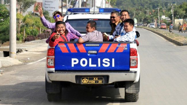 Aksi Susi Naik Mobil Bak Terbuka Bikin Netizen Terperangah - CNN Indonesia