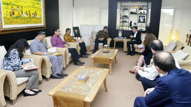 Menteri Perindustrian Airlangga Hartanto bertemu perwakilan Apple Asia Pasifik di Jakarta, Kamis (30/3). (Foto: Dok. Kemenperin) Menteri Perindustrian Airlangga Hartanto bertemu perwakilan Apple Asia Pasifik di Jakarta, Kamis (30/3). (Foto: Dok. Kemenperin)
