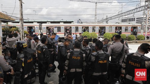 Spanduk Warga Sindir TNI-Polri Dipajang di Manggarai