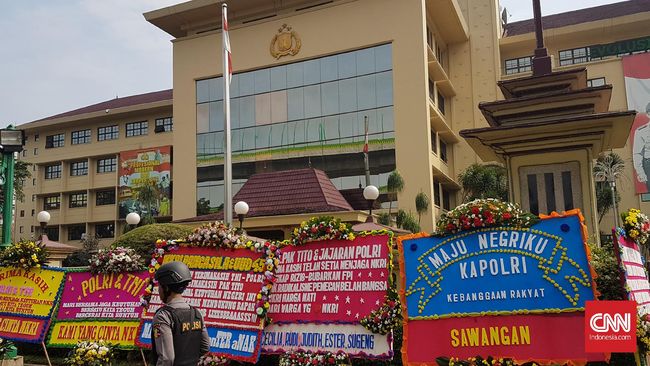 Mirip Balai Kota, Karangan Bunga Banjiri Mabes Polri