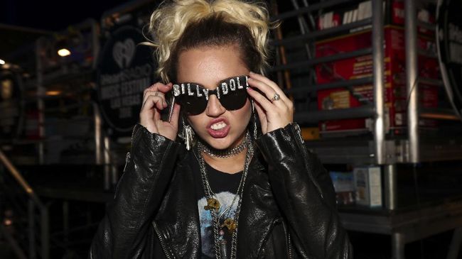 Dolce & Gabbana dan Miley Cyrus Perang Sindiran di Instagram