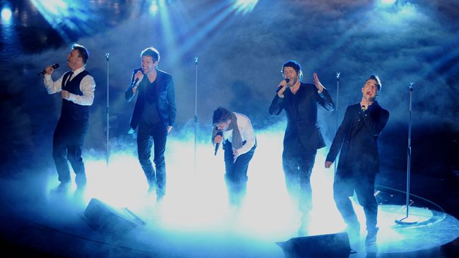 Take That Batalkan Konser Pasca Tragedi Ariana Grande - CNN Indonesia