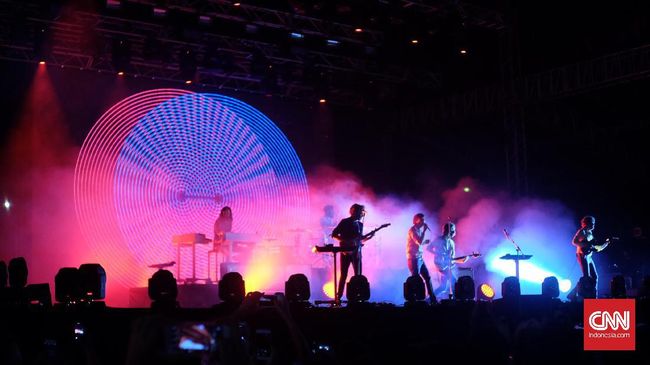 Aksi Apik dan Nekat Phoenix di We The Fest 2017
