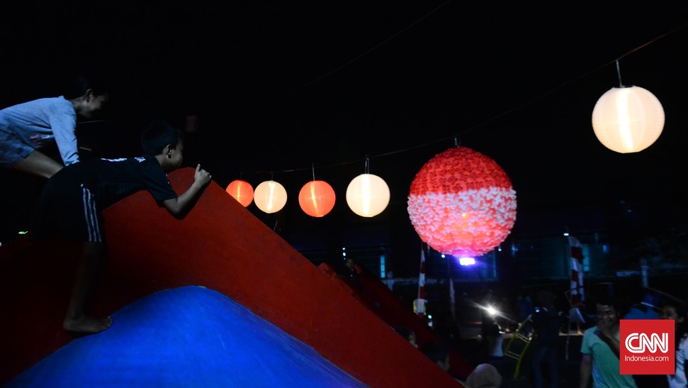 Pendar Lampion Merah Putih di Taman Kota Solo Pendar Lampion Merah Putih di Taman Kota Solo