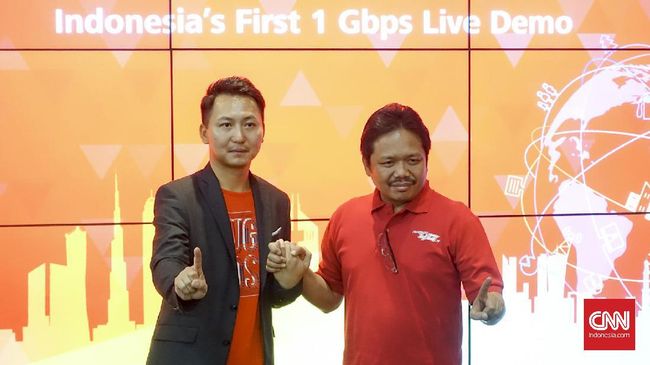 Deputy CEO Huawei Indonesia Sun Xiwei dan Direktur Network Telkomsel Sukardi Silalahi berpose setelah melangsungkan uji coba akses data berkecepatan 1 Gbps di Jakarta, Jumat (21/10). (CNN Indonesia/Bintoro Agung)