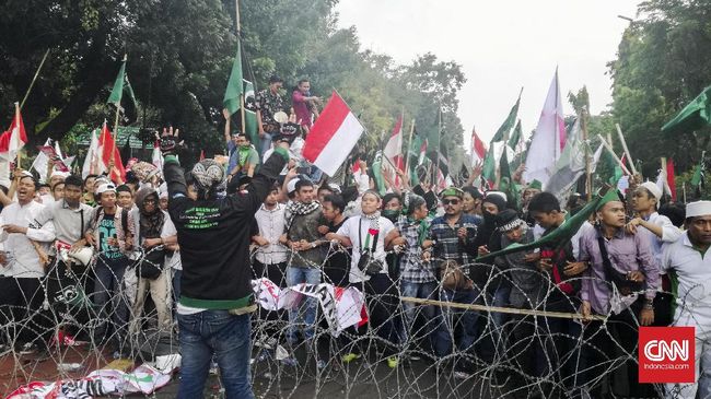 Kawat Berduri di Depan Istana Jebol