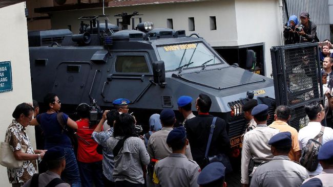 Ahok Keluar Gedung Pengadilan dengan Bantuan Barakuda