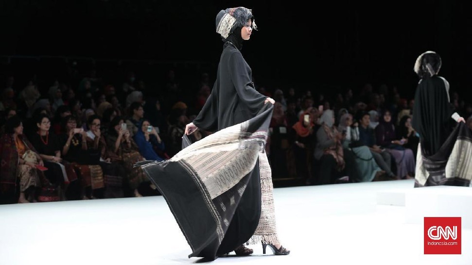 Pesona Tenun dalam Busana Muslim Indonesia