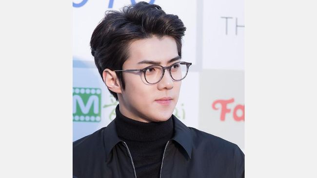 Sehun Jadi Pria Berbusana Terbaik di Acara Louis Vuitton