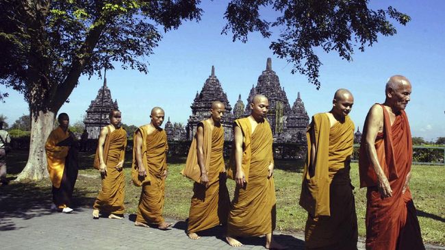 sebagian Bhikku berjalan kaki di area Candi Prambanan