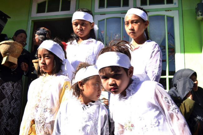 Ritual Potong Rambut Gimbal Tutup Festival Dieng 2017 Ritual Potong Rambut Gimbal Tutup Festival Dieng 2017