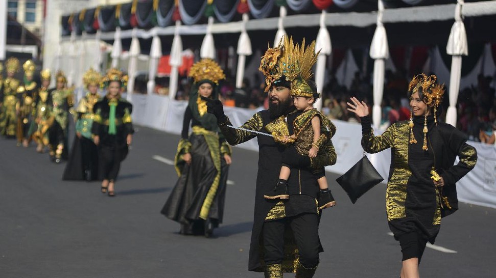 Warna-warni Budaya Indonesia di Jember Fashion Carnaval